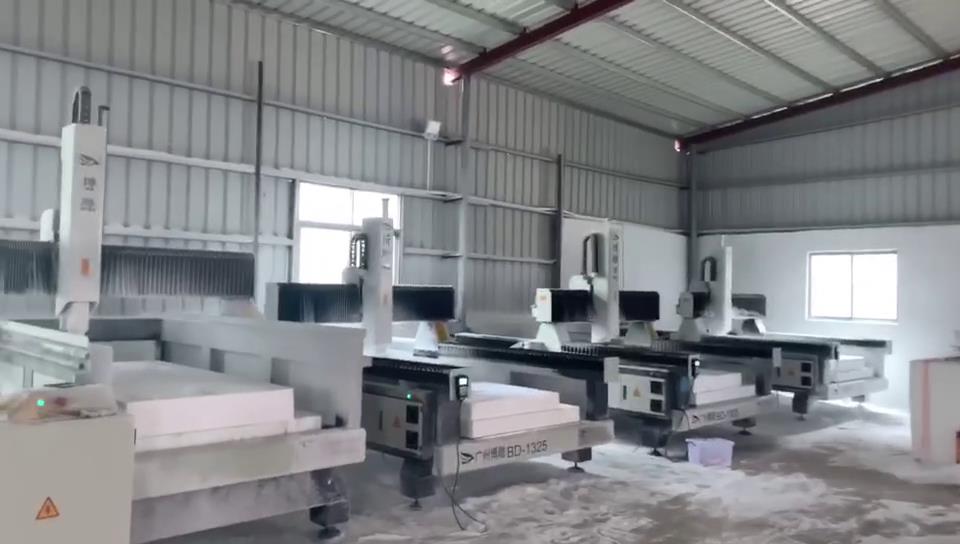 客戶的保麗龍泡沫雕刻機(jī)加工工廠現(xiàn)場